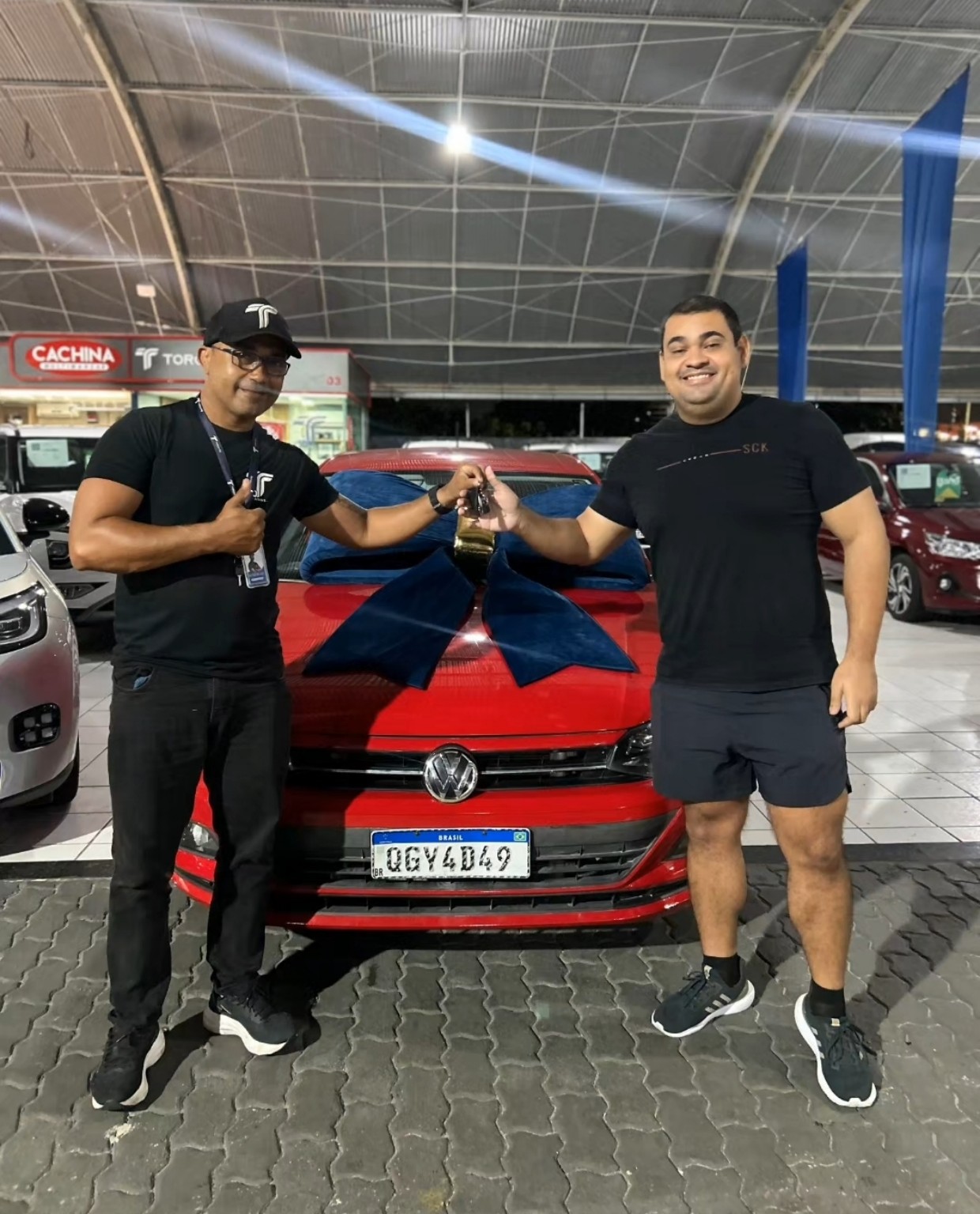 Cliente recebendo as chaves de um veículo