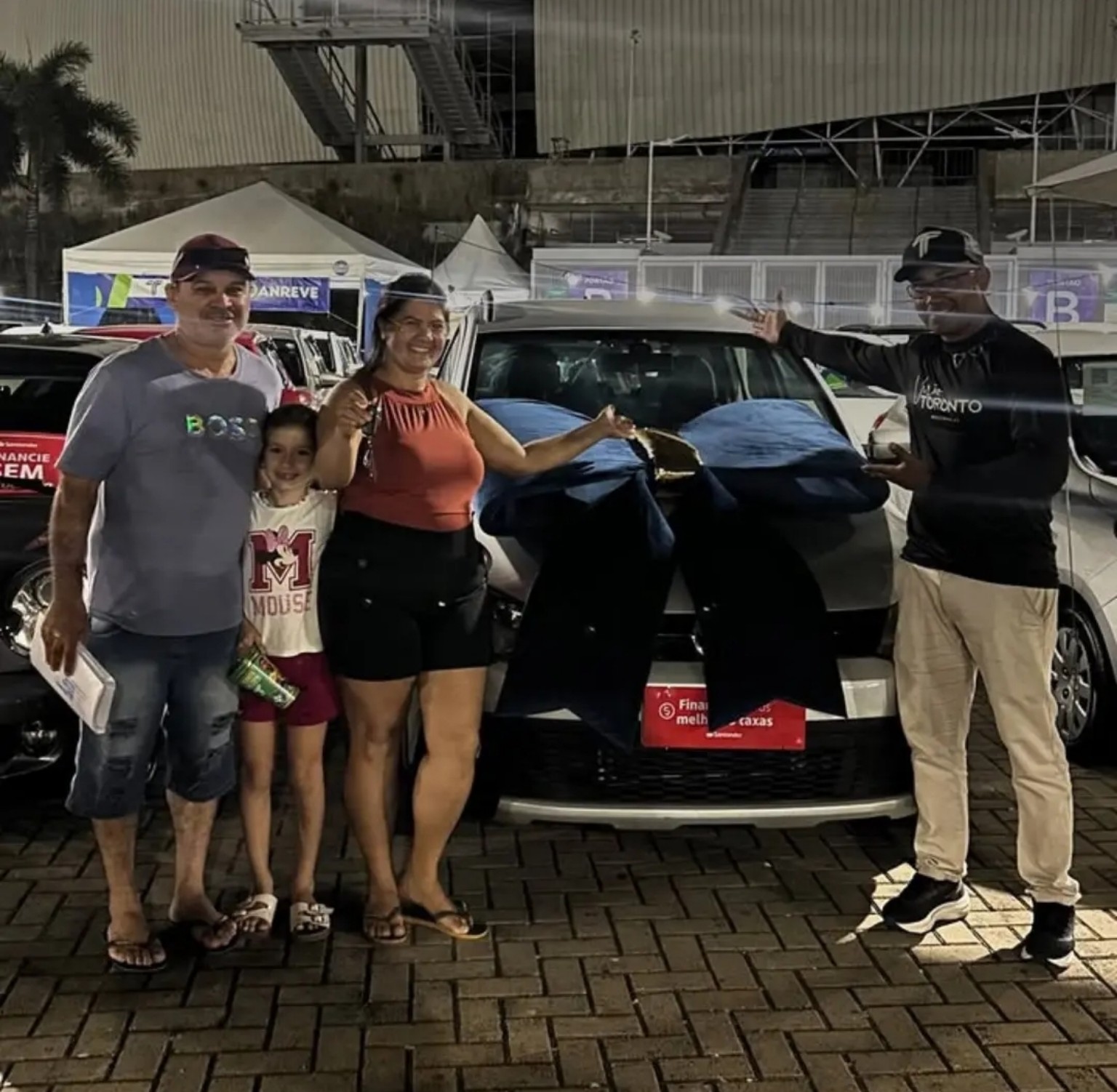 Família recebendo um veículo novo