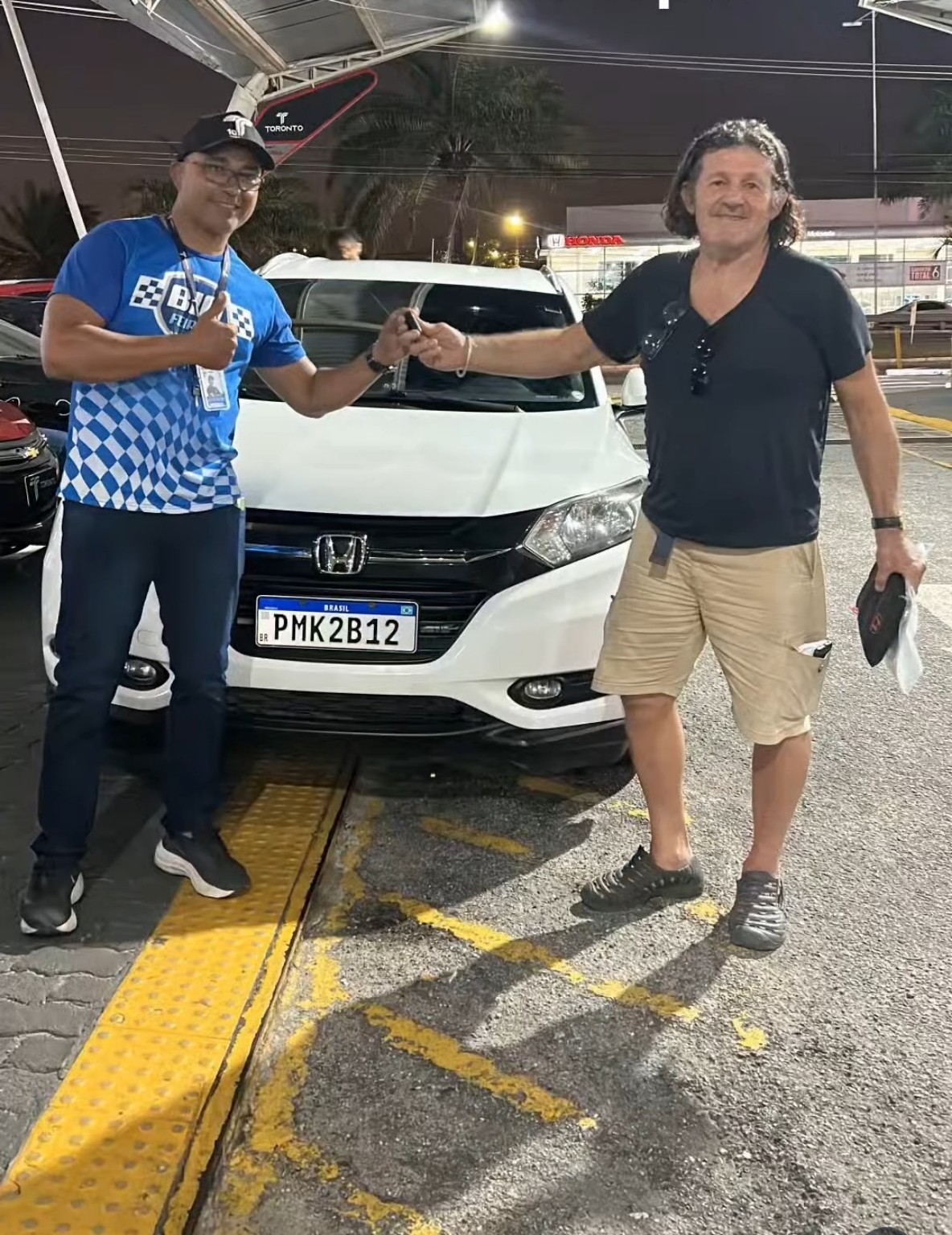 Cliente em entrega de veículo