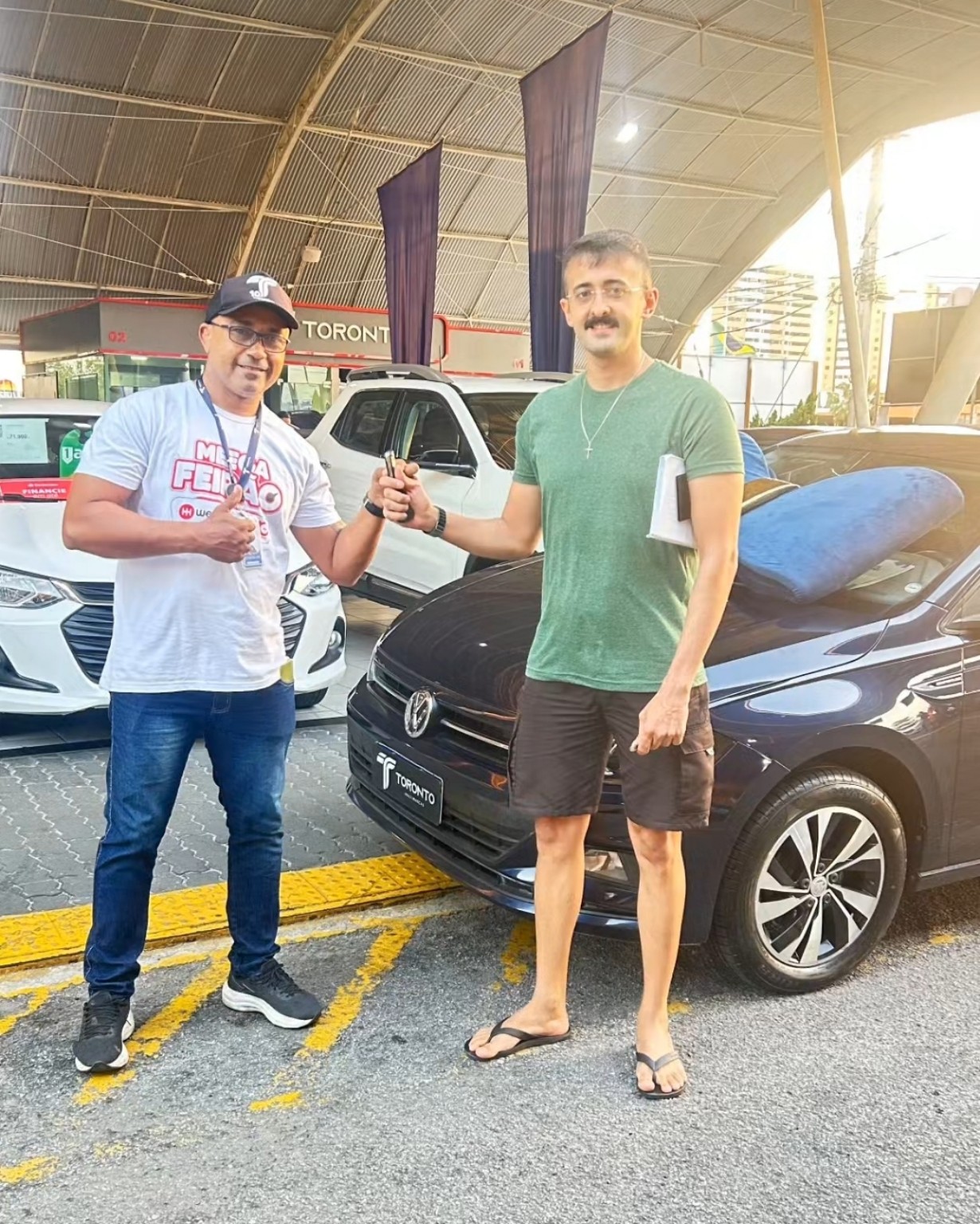 Cliente recebendo as chaves em uma entrega